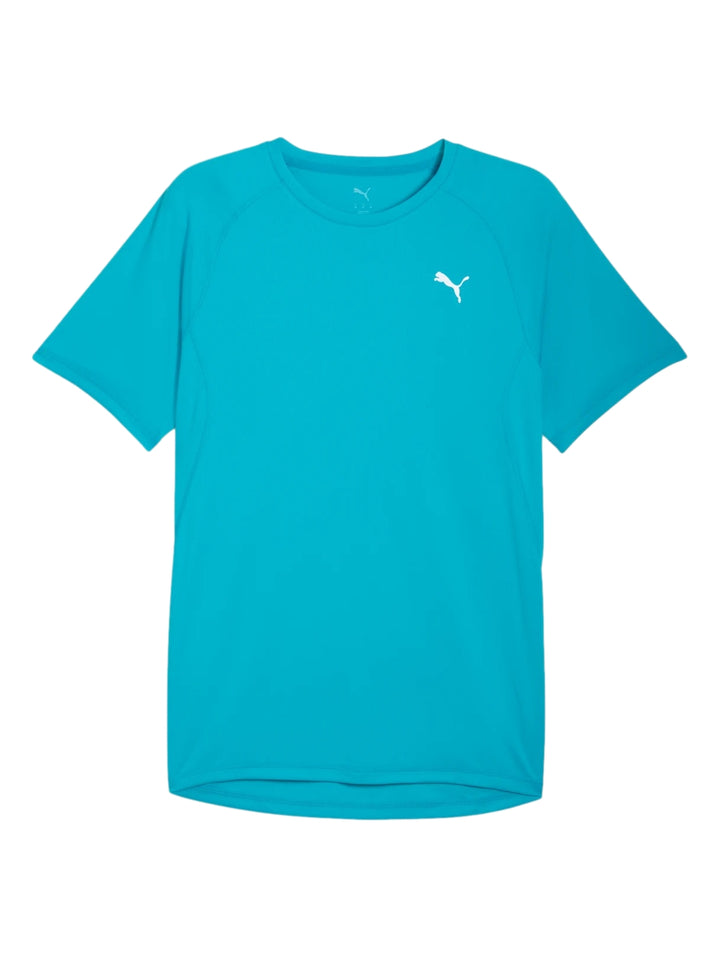 Hombre vistiendo una camiseta deportiva PUMA de color azul brillante con cuello redondo y manga corta.