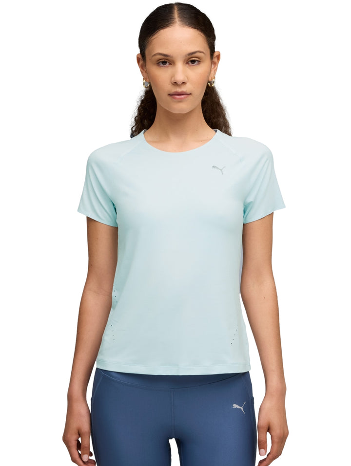 Mujer vistiendo playera deportiva Puma de manga corta en color sea glass.