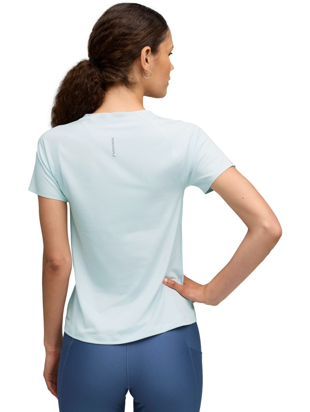 Mujer vistiendo playera deportiva Puma de manga corta en color sea glass.
