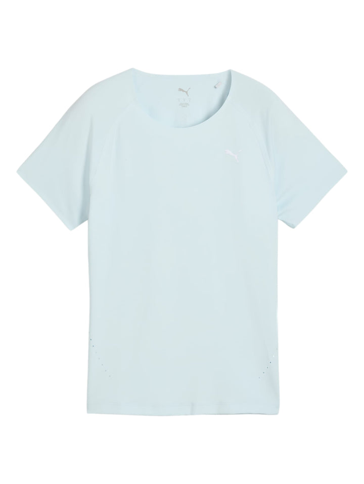 Mujer vistiendo playera deportiva Puma de manga corta en color sea glass.