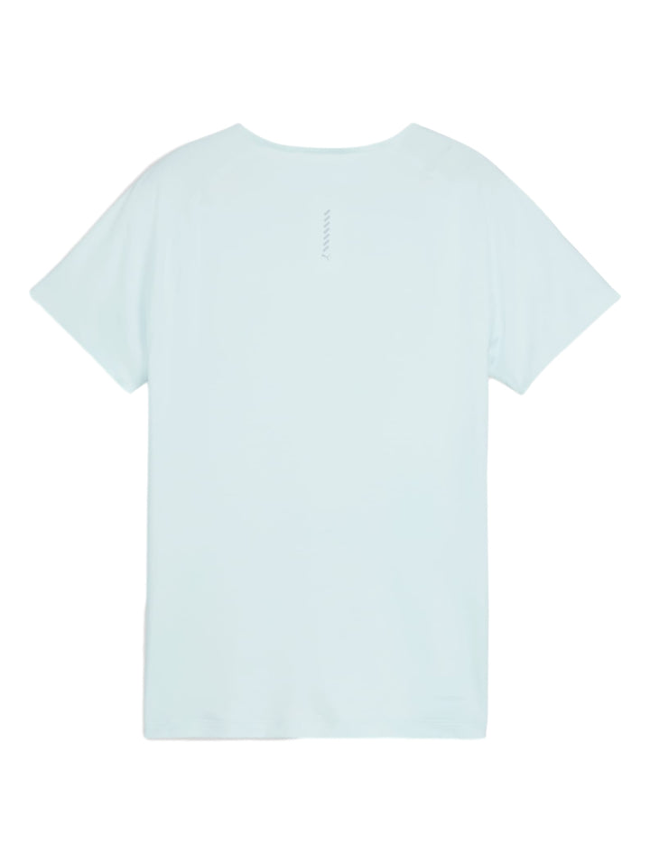Mujer vistiendo playera deportiva Puma de manga corta en color sea glass.