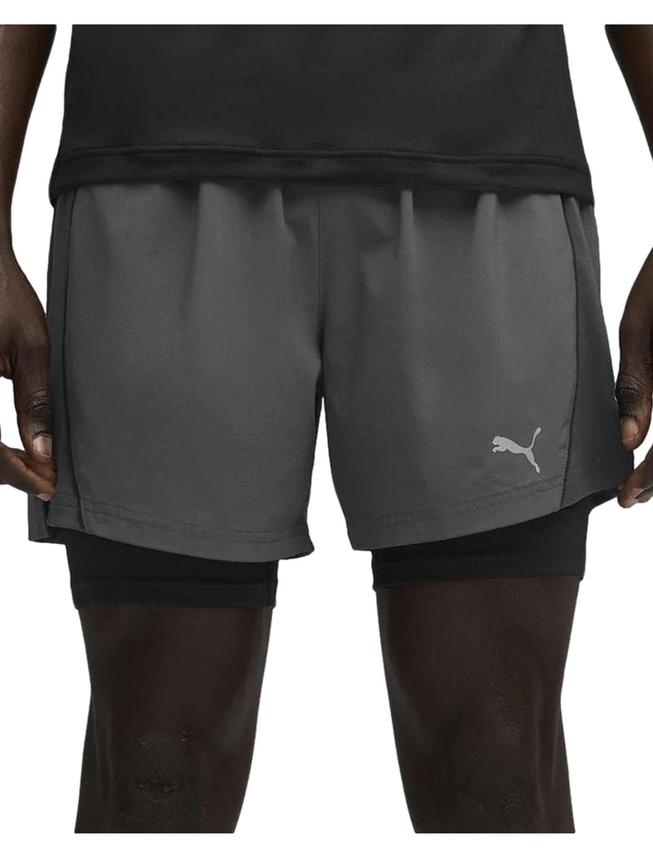 Shorts deportivos PUMA 2 en 1 en color gris oscuro con mallas interiores negras.