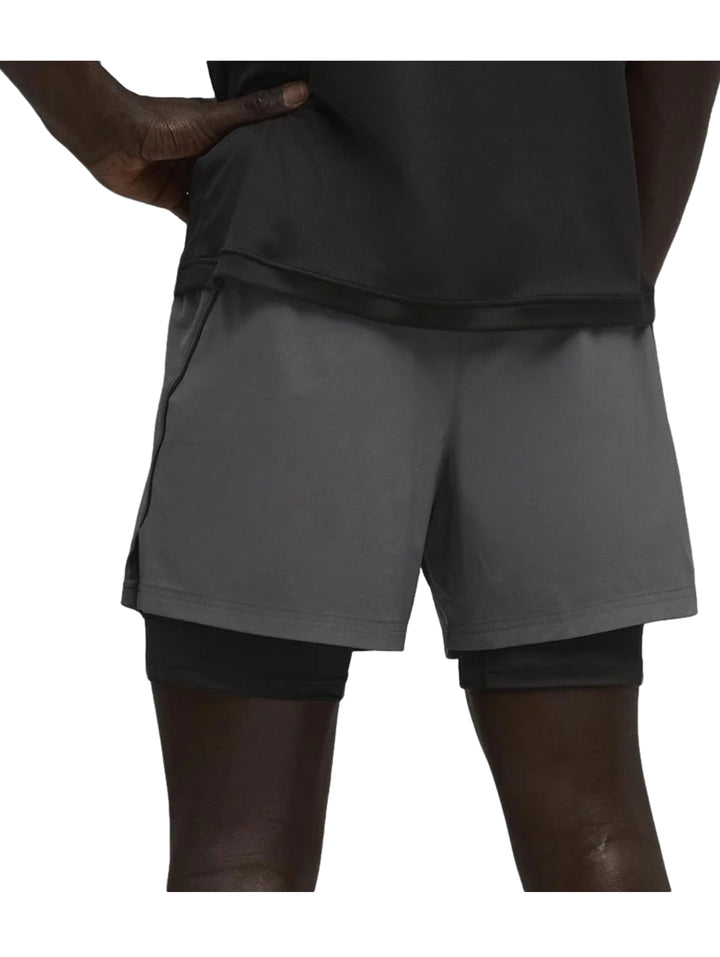 Shorts deportivos PUMA 2 en 1 en color gris oscuro con mallas interiores negras.