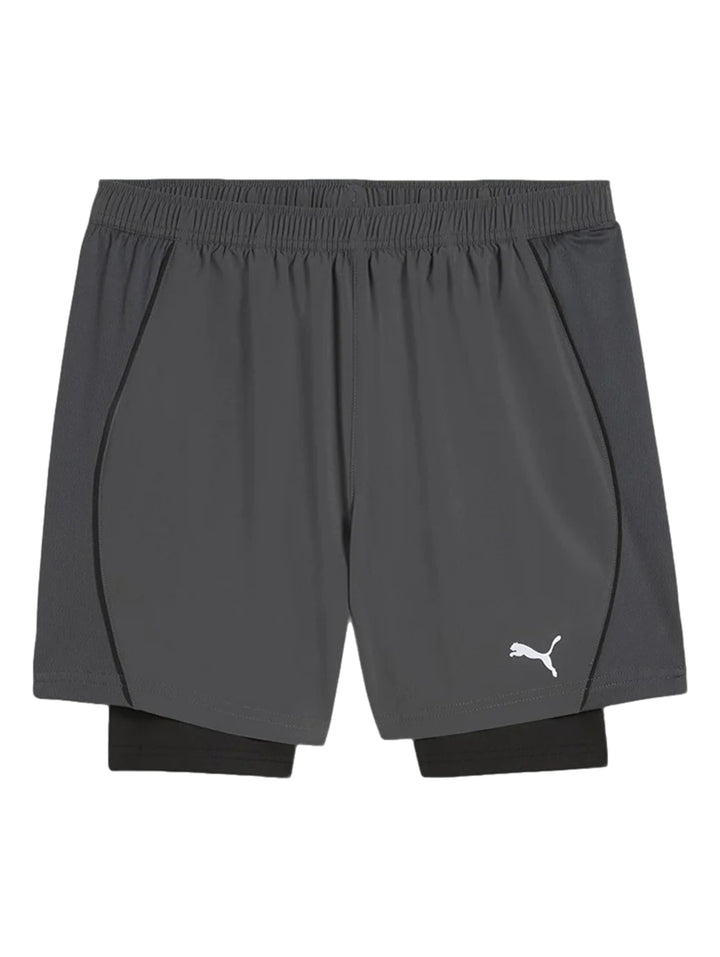 Shorts deportivos PUMA 2 en 1 en color gris oscuro con mallas interiores negras.
