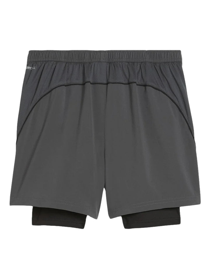 Shorts deportivos PUMA 2 en 1 en color gris oscuro con mallas interiores negras.