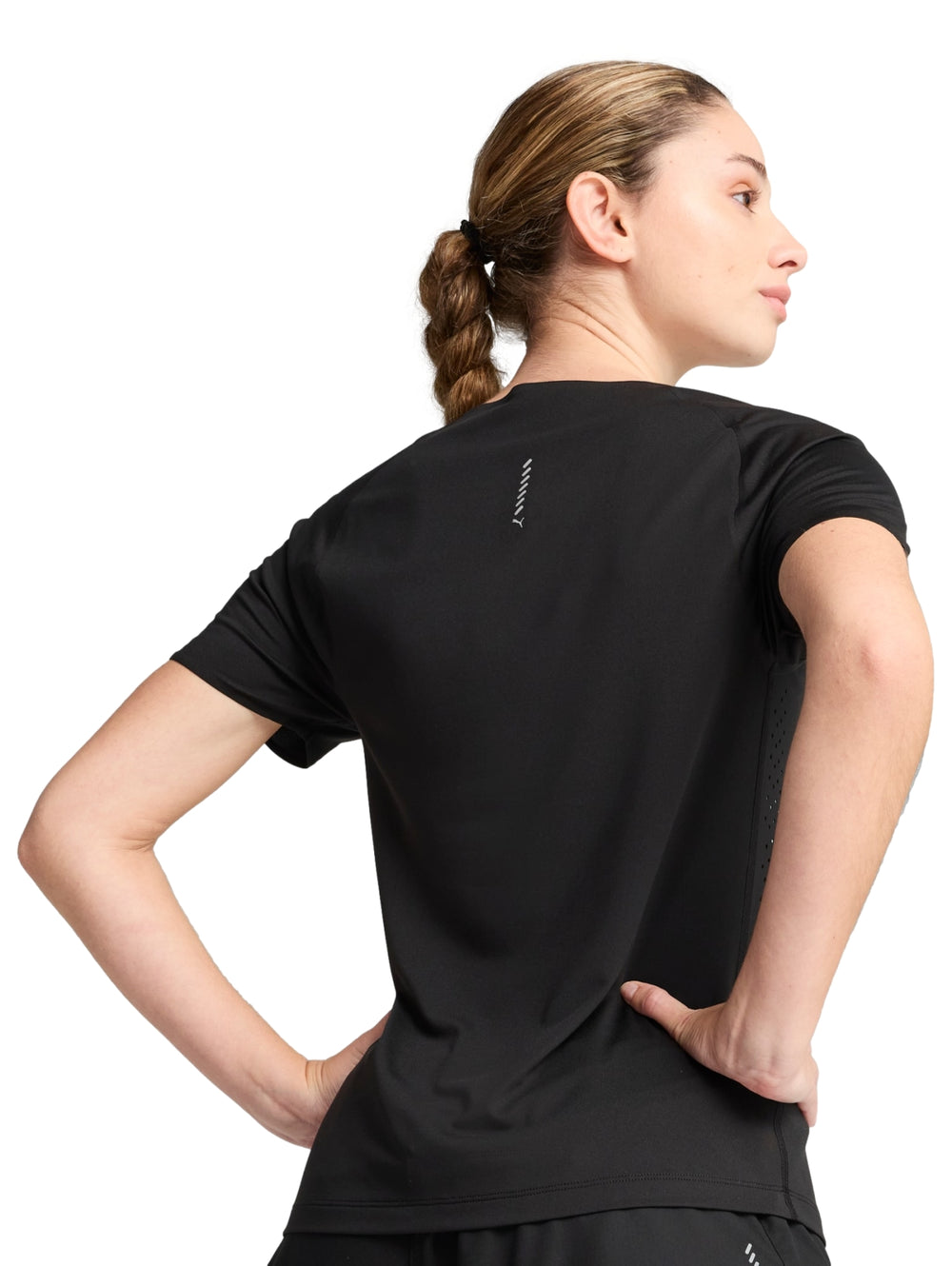 Mujer vistiendo playera deportiva Puma de color negro y manga corta.