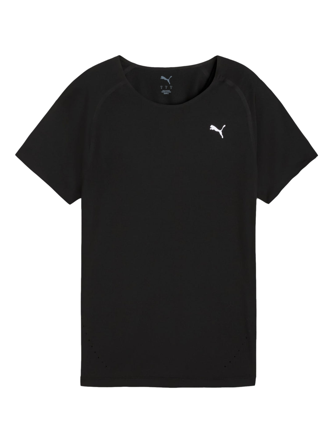 Mujer vistiendo playera deportiva Puma de color negro y manga corta.