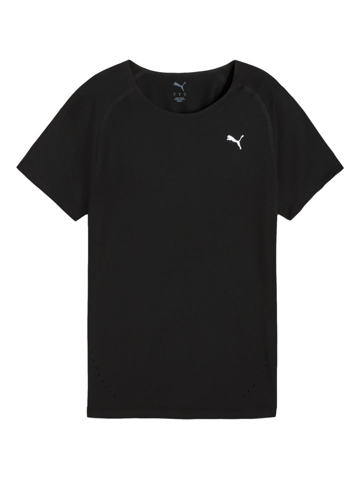 Mujer vistiendo playera deportiva Puma de color negro y manga corta.