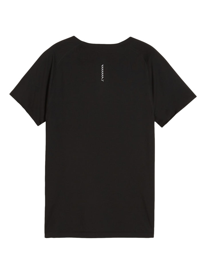 Mujer vistiendo playera deportiva Puma de color negro y manga corta.
