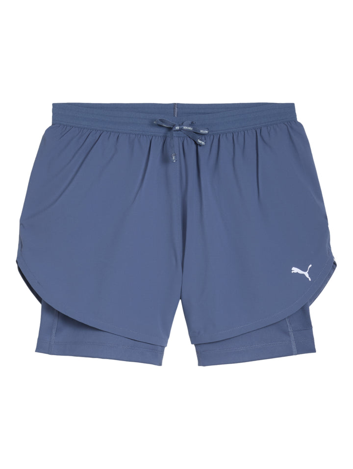 Shorts deportivos PUMA 2 en 1 color Dark Indigo para mujer, con diseño de doble capa y cintura ajustable.