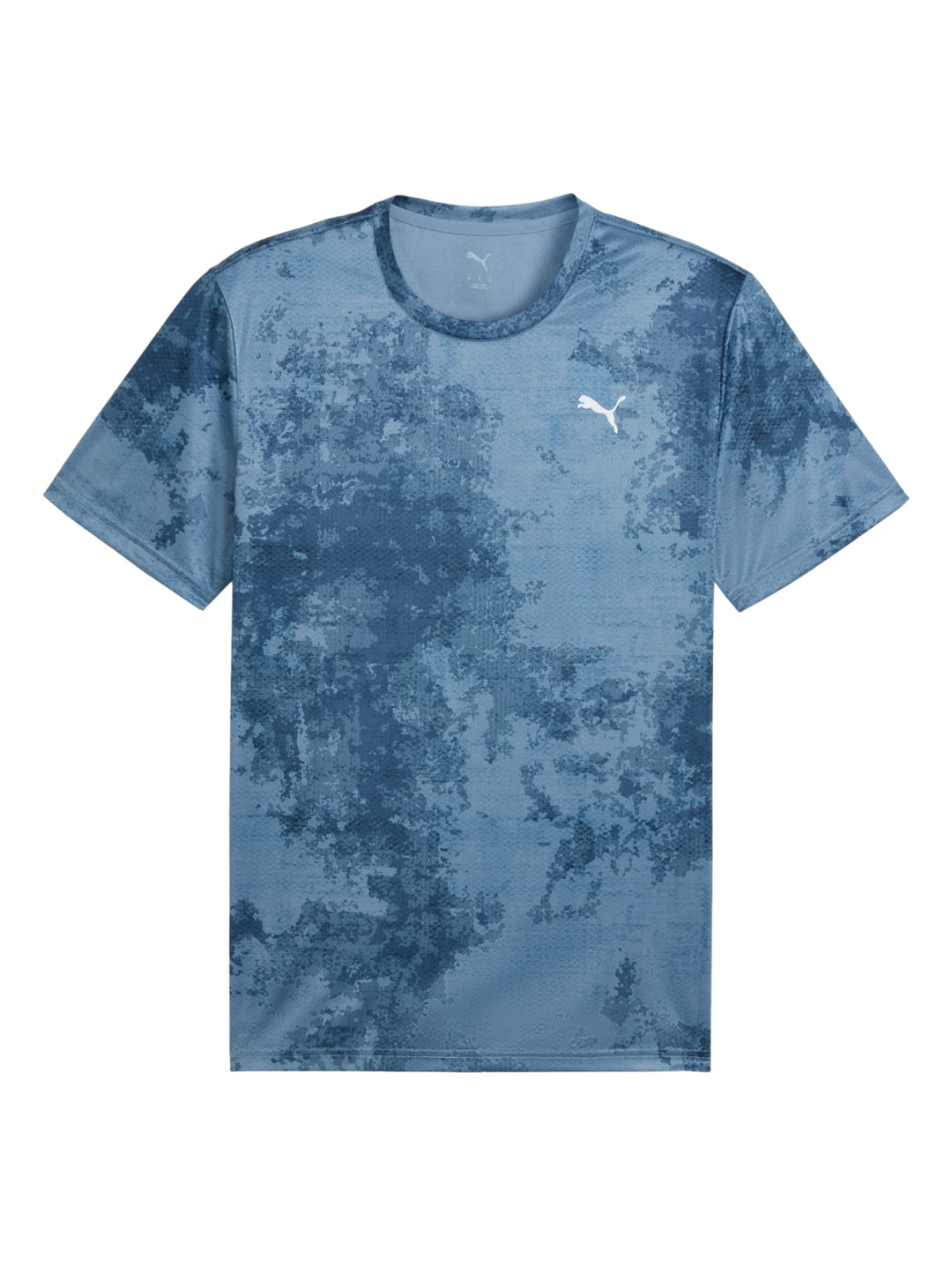 Hombre vistiendo playera deportiva Puma color azul con estampado abstracto.