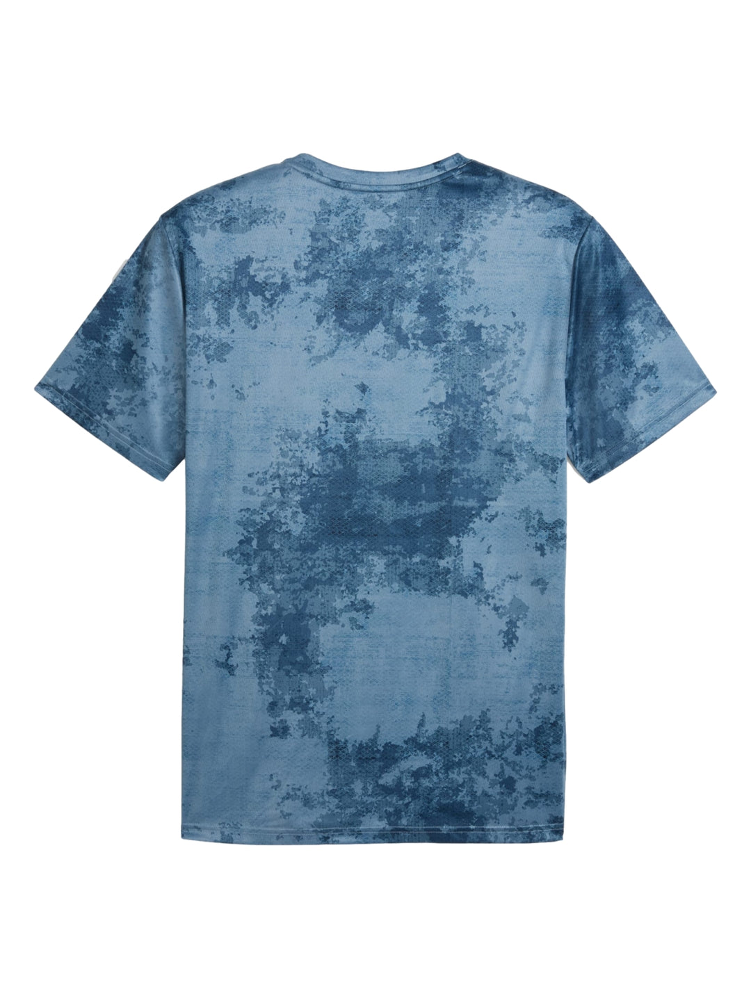 Hombre vistiendo playera deportiva Puma color azul con estampado abstracto.