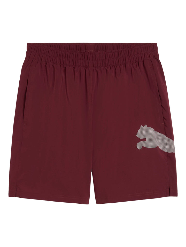 Pantalones cortos deportivos PUMA color rubí con logo grande en contraste en la pierna izquierda.