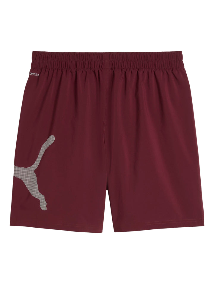 Pantalones cortos deportivos PUMA color rubí con logo grande en contraste en la pierna izquierda.