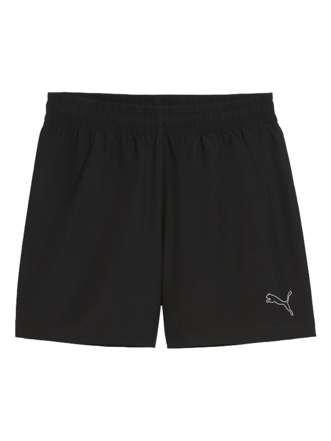 Hombre vistiendo shorts deportivos Puma de color negro y tenis negros.