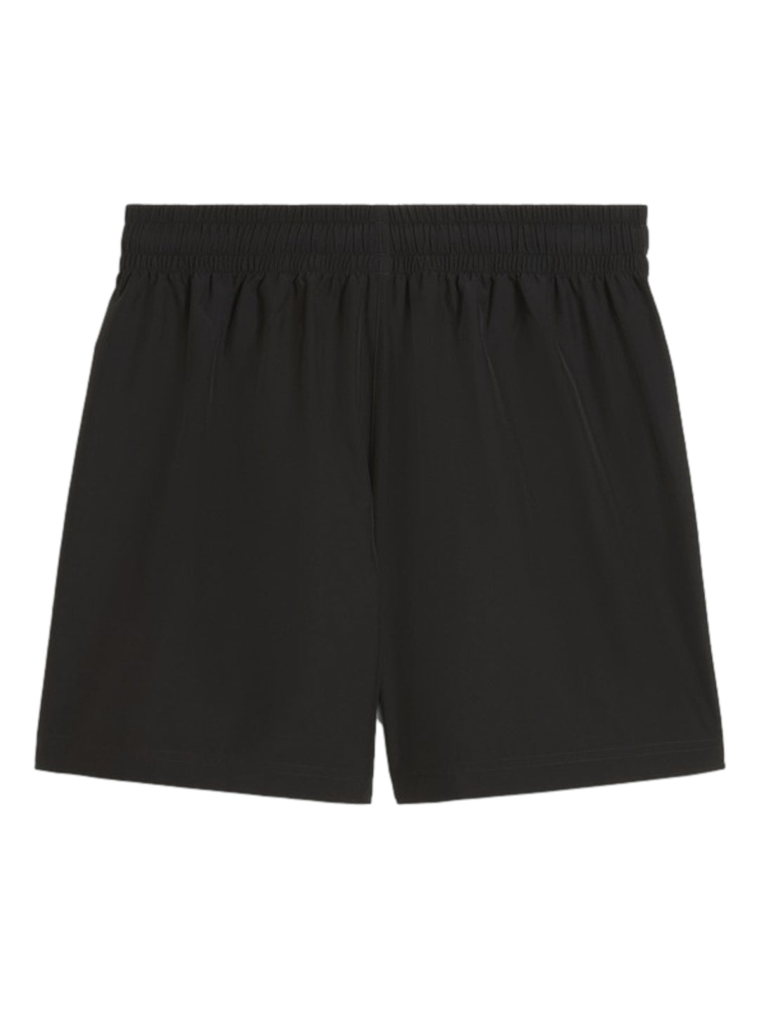 Hombre vistiendo shorts deportivos Puma de color negro y tenis negros.
