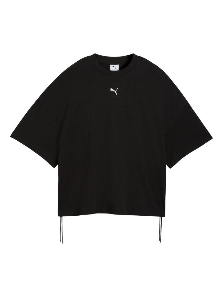 Mujer vistiendo una camiseta PUMA negra de corte oversized y cuello redondo.