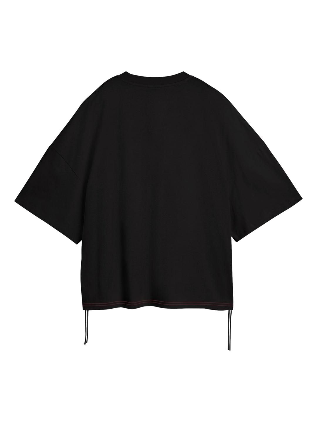 Mujer vistiendo una camiseta PUMA negra de corte oversized y cuello redondo.
