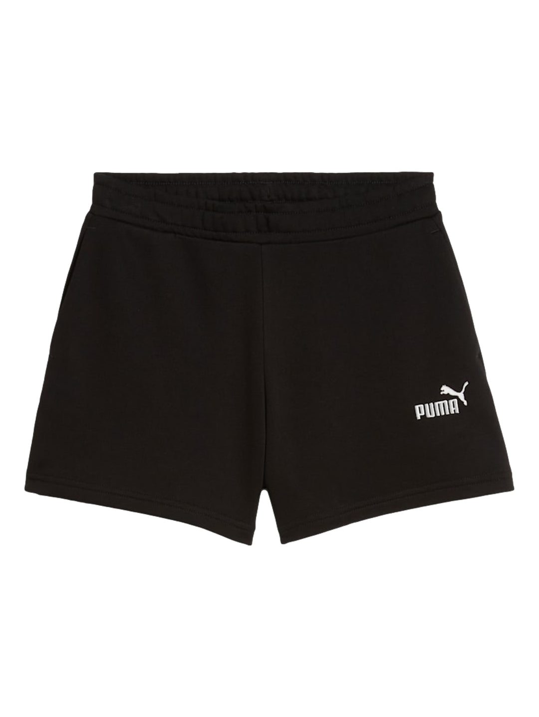 Mujer vistiendo shorts deportivos negros de marca PUMA con logo blanco lateral.
