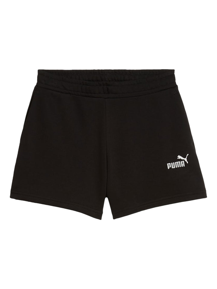 Mujer vistiendo shorts deportivos negros de marca PUMA con logo blanco lateral.