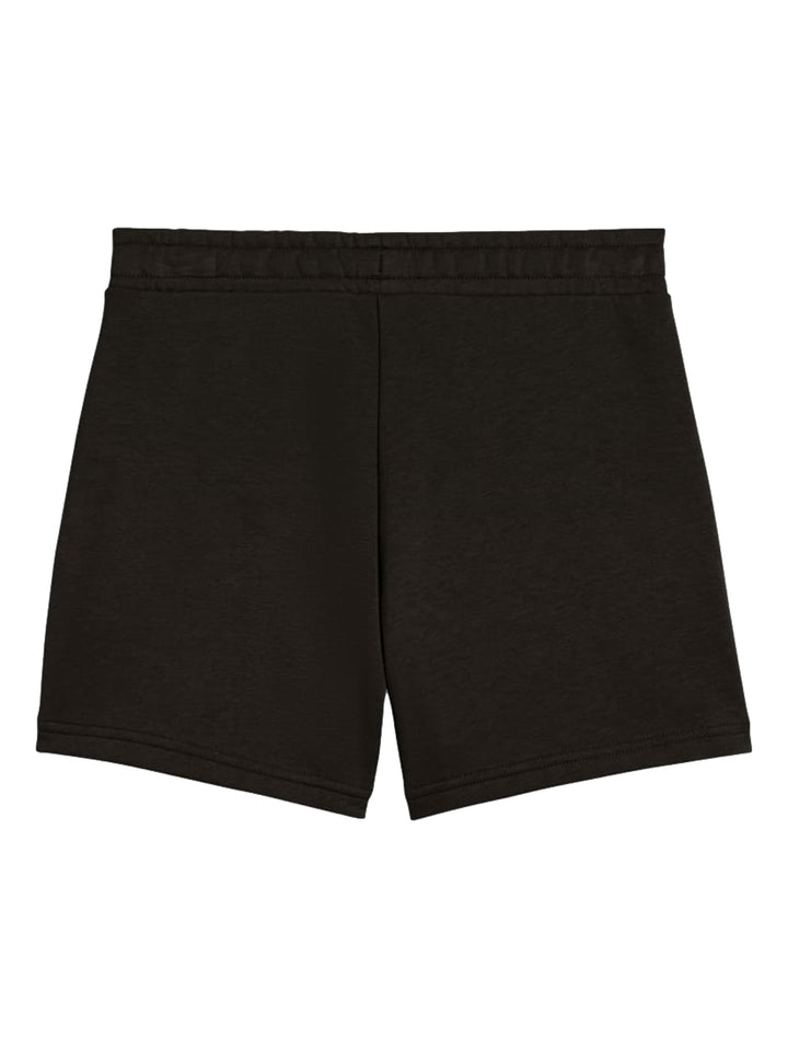 Mujer vistiendo shorts deportivos negros de marca PUMA con logo blanco lateral.