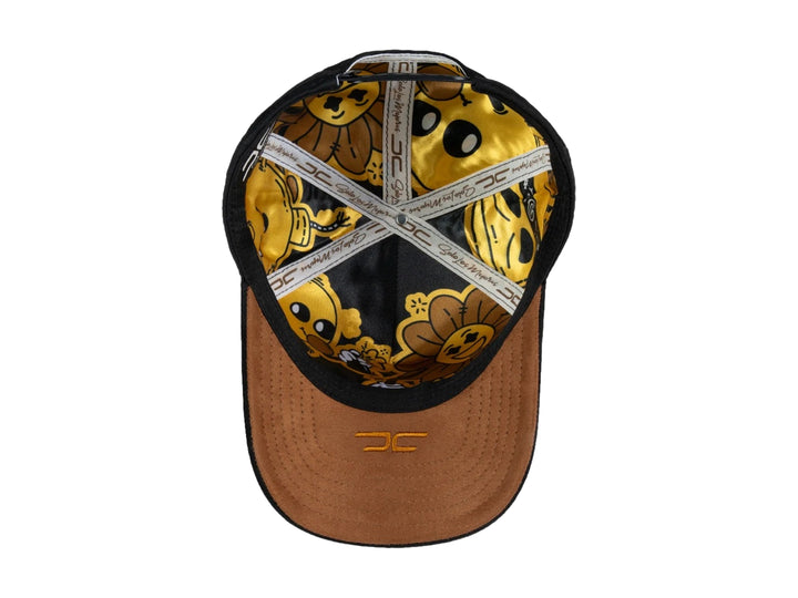 Gorra negra JC HATS con parche amarillo de carita feliz en el frente y detalle bordado lateral.