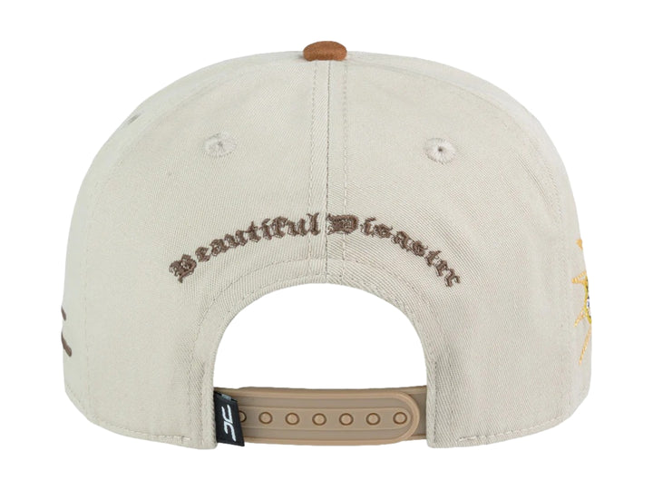 Gorra snapback color beige con visera marrón y un parche frontal de carita feliz amarilla.