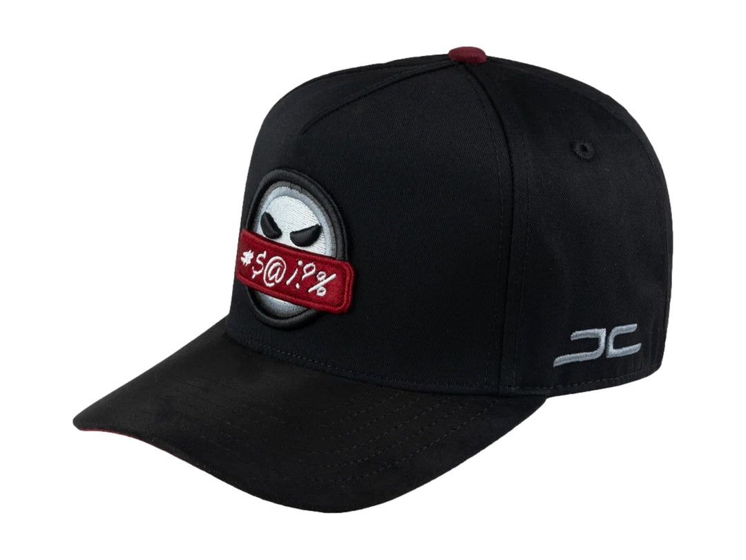Gorra snapback negra con visera plana y un parche frontal de una cara con una franja roja de censura.