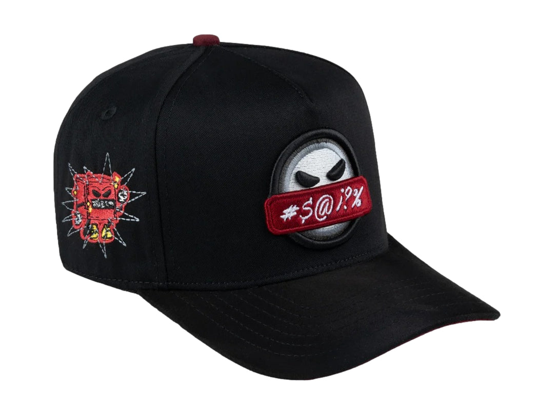 Gorra snapback negra con visera plana y un parche frontal de una cara con una franja roja de censura.