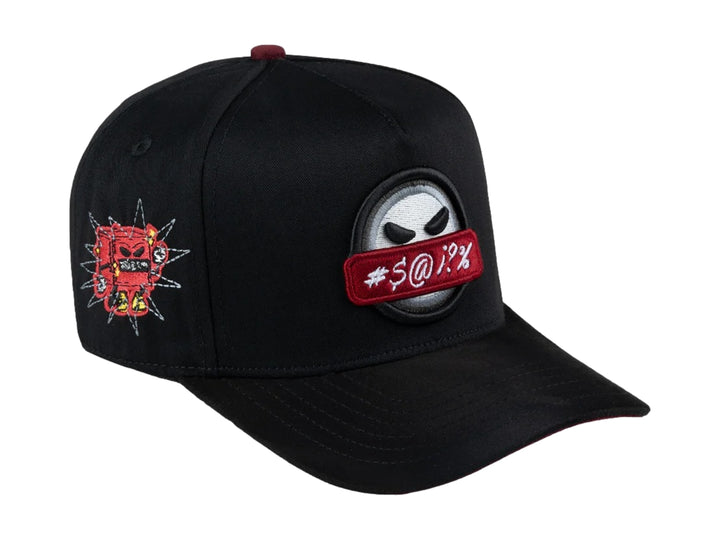 Gorra snapback negra con visera plana y un parche frontal de una cara con una franja roja de censura.