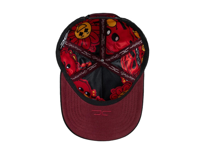Gorra snapback negra con visera plana y un parche frontal de una cara con una franja roja de censura.