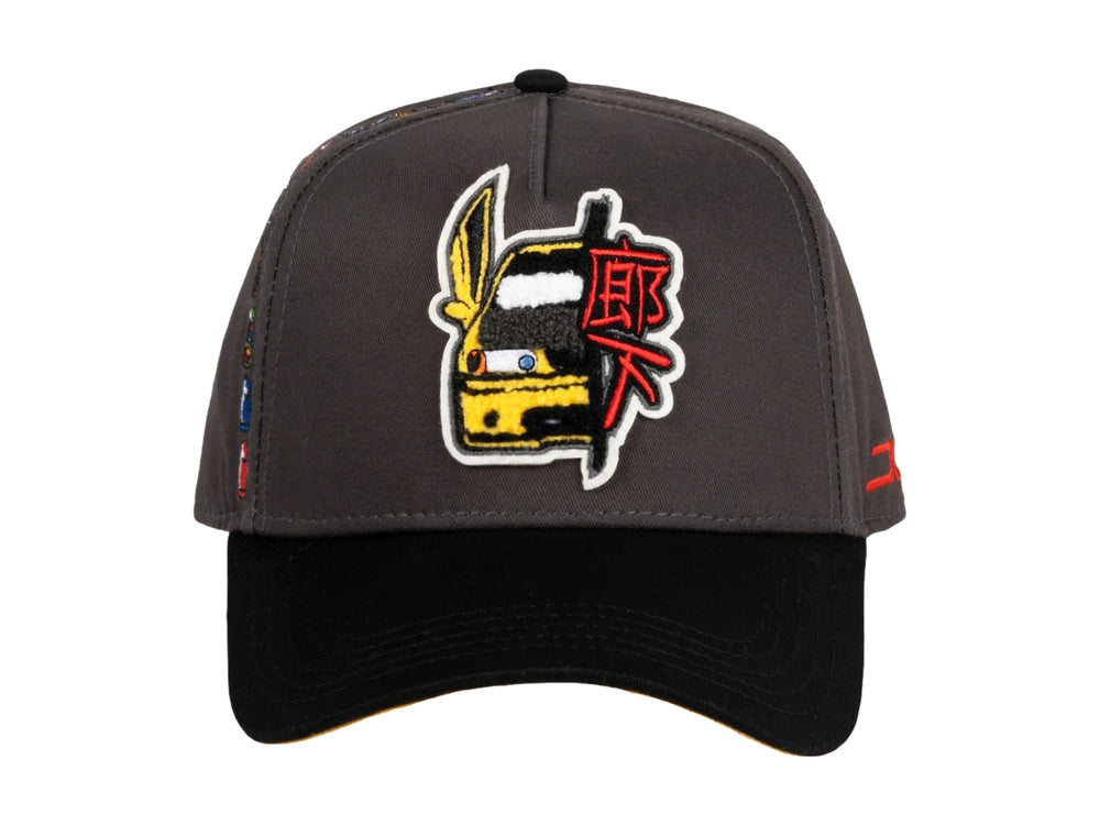 Gorra JC HATS color charcoal con visera negra y bordados decorativos en el frente y lateral.