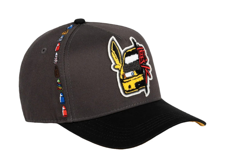 Gorra JC HATS color charcoal con visera negra y bordados decorativos en el frente y lateral.