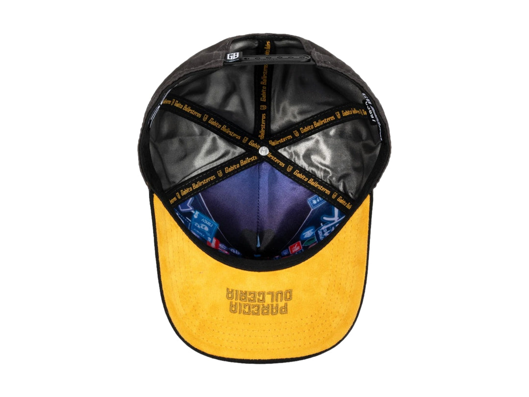 Gorra JC HATS color charcoal con visera negra y bordados decorativos en el frente y lateral.