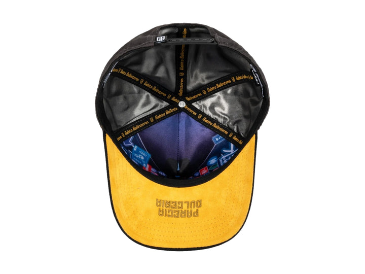 Gorra JC HATS color charcoal con visera negra y bordados decorativos en el frente y lateral.