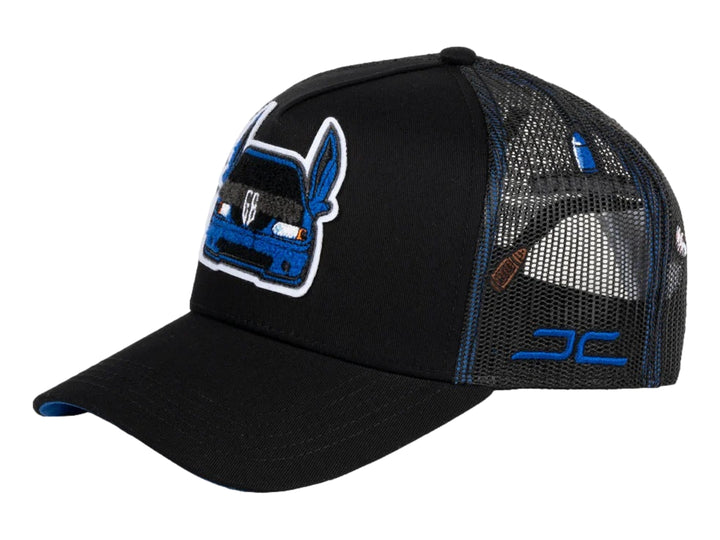 Gorra negra JC HATS con visera curva, panel trasero de malla y bordado frontal de un auto azul.