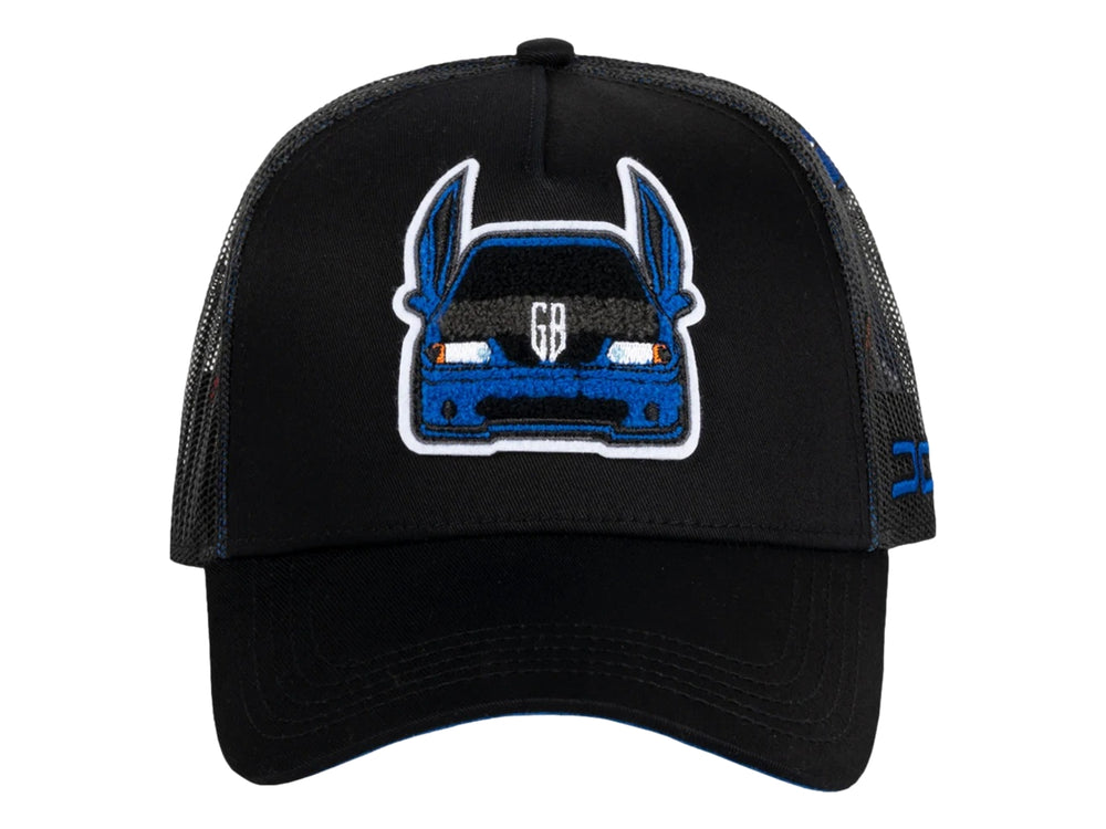Gorra negra JC HATS con visera curva, panel trasero de malla y bordado frontal de un auto azul.