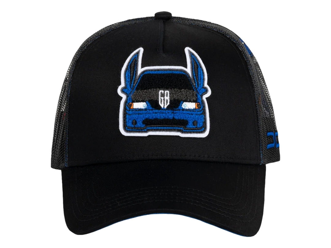 Gorra negra JC HATS con visera curva, panel trasero de malla y bordado frontal de un auto azul.