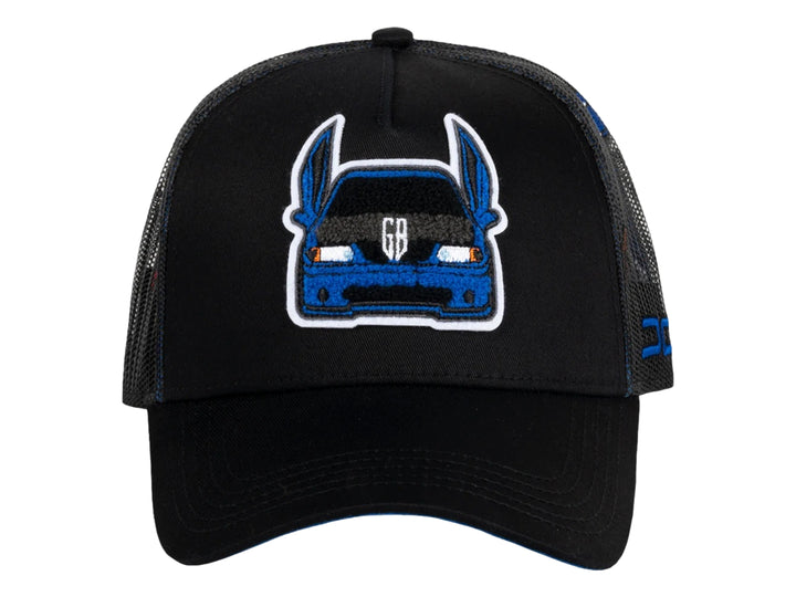 Gorra negra JC HATS con visera curva, panel trasero de malla y bordado frontal de un auto azul.