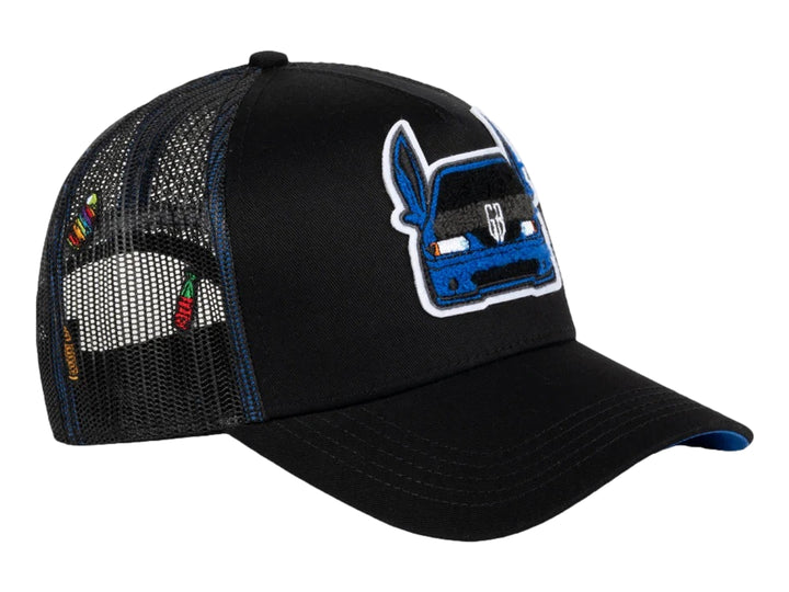 Gorra negra JC HATS con visera curva, panel trasero de malla y bordado frontal de un auto azul.