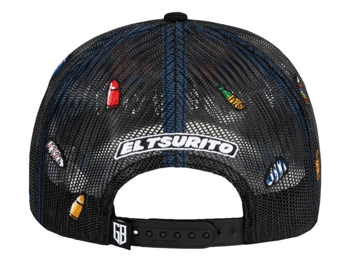 Gorra negra JC HATS con visera curva, panel trasero de malla y bordado frontal de un auto azul.