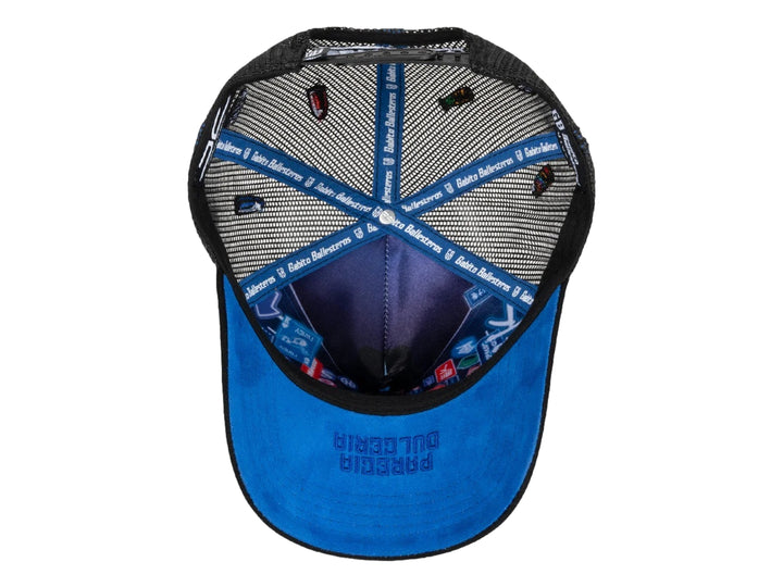 Gorra negra JC HATS con visera curva, panel trasero de malla y bordado frontal de un auto azul.