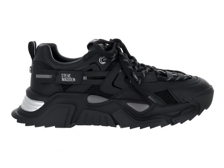 Tenis Steve Madden color negro con suela gruesa y detalles en color plata.