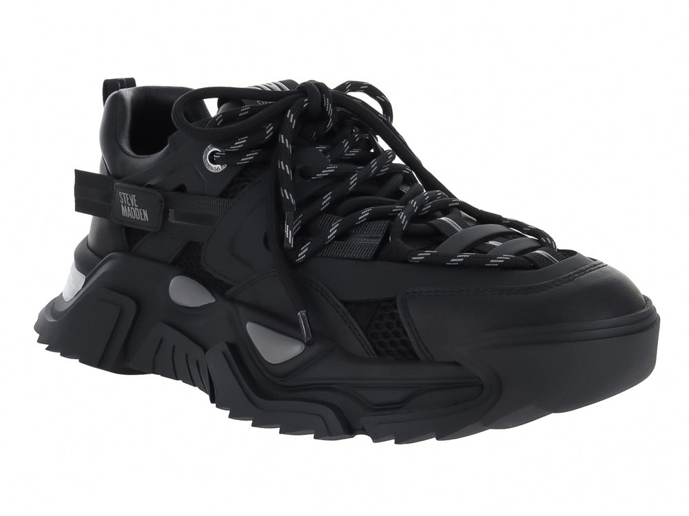 Tenis Steve Madden color negro con suela gruesa y detalles en color plata.
