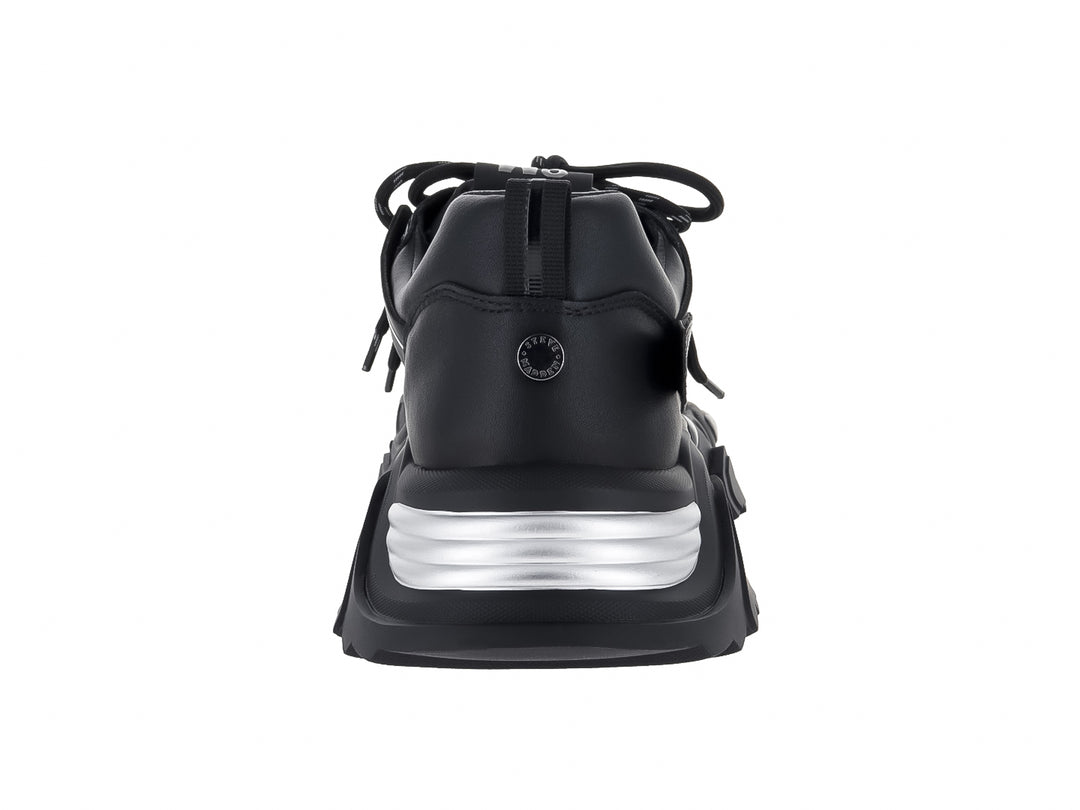 Tenis Steve Madden color negro con suela gruesa y detalles en color plata.