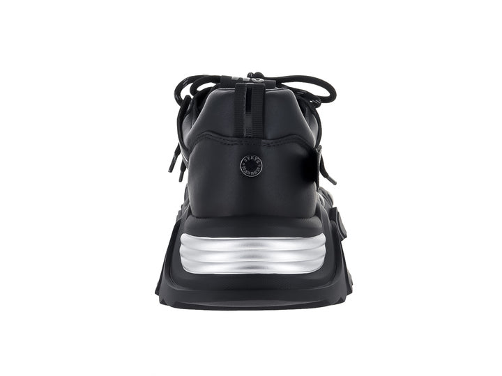 Tenis Steve Madden color negro con suela gruesa y detalles en color plata.