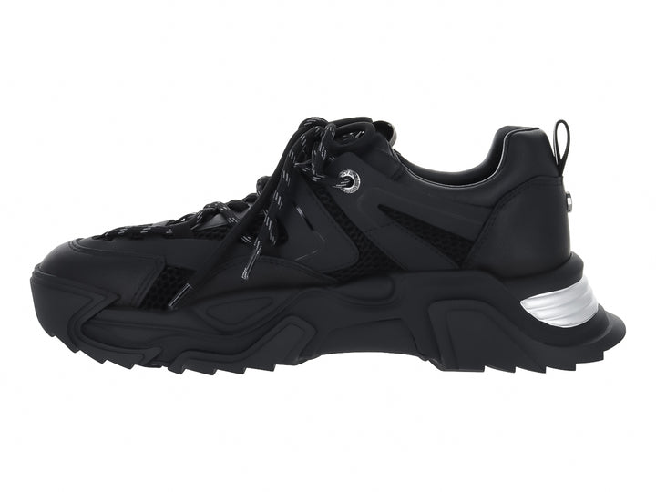 Tenis Steve Madden color negro con suela gruesa y detalles en color plata.