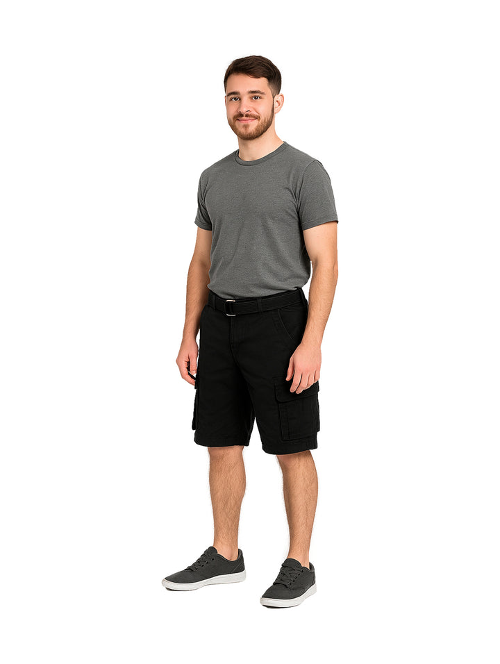 Hombre vistiendo bermuda cargo color negro de la marca American Fly.