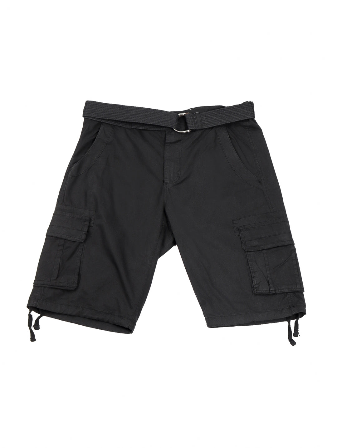 Hombre vistiendo bermuda cargo color negro de la marca American Fly.