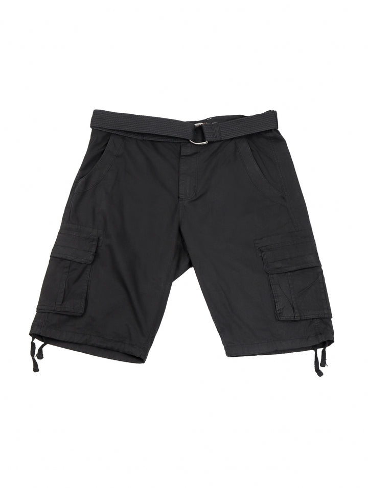 Hombre vistiendo bermuda cargo color negro de la marca American Fly.